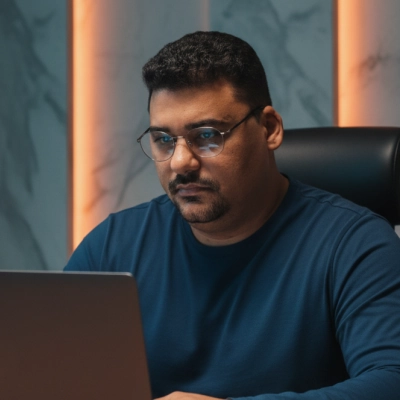 Foto do fundador de óculos trabalhando em um notebook
